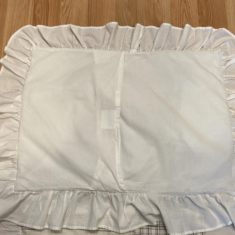 Pillowcases/Shams Set of two 19X25 (27X34 including ruffles) - Picture 8 of 10